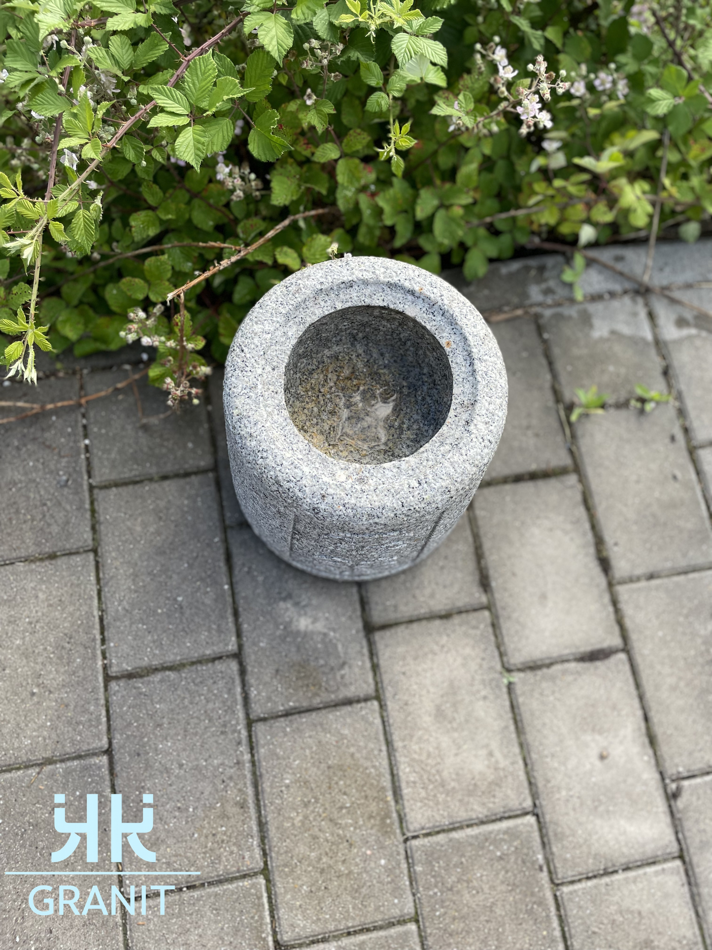 Japanischer Natsume Brunnen mit Schrift zeichen