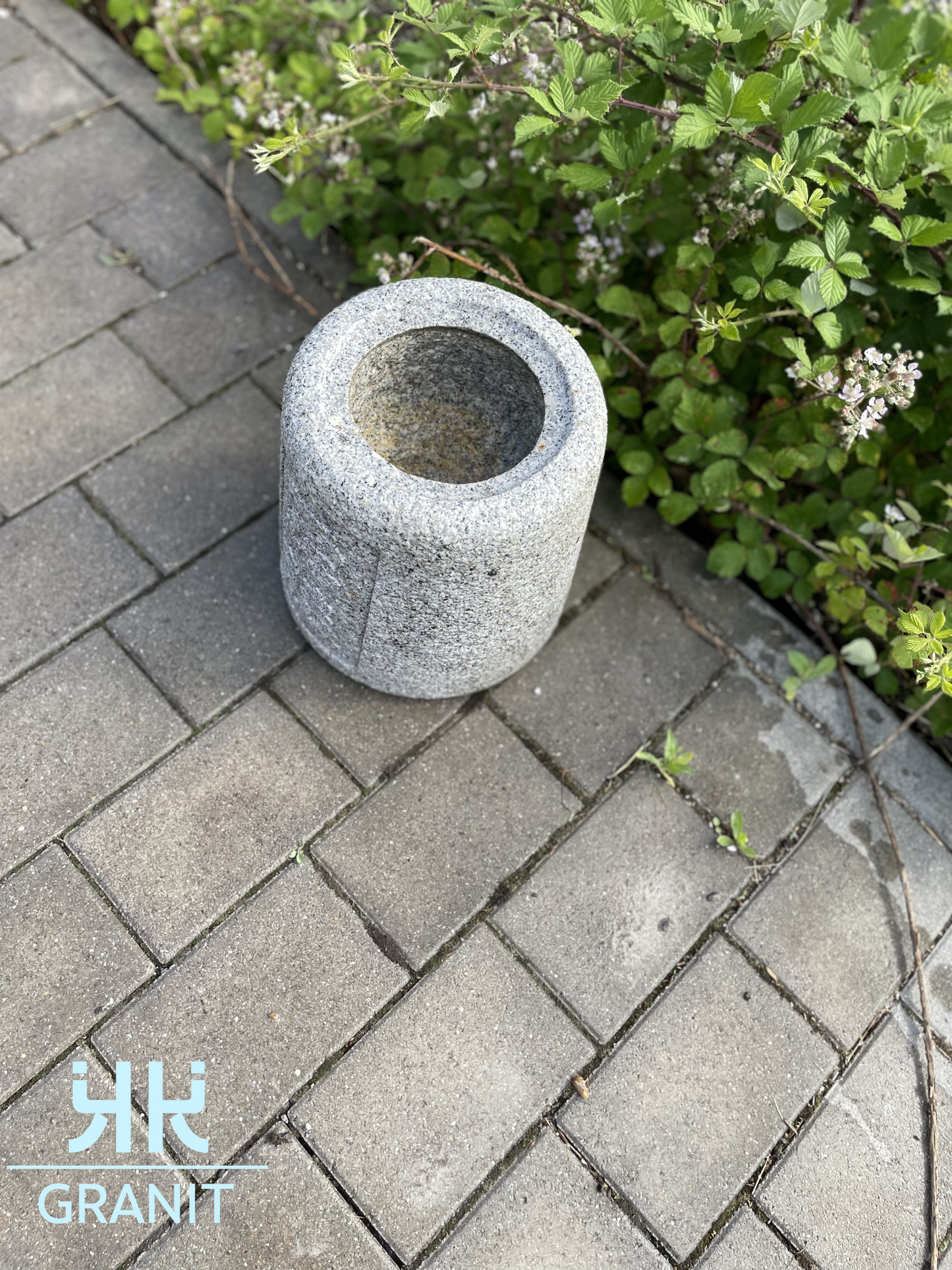 Japanischer Natsume Brunnen mit Schrift zeichen