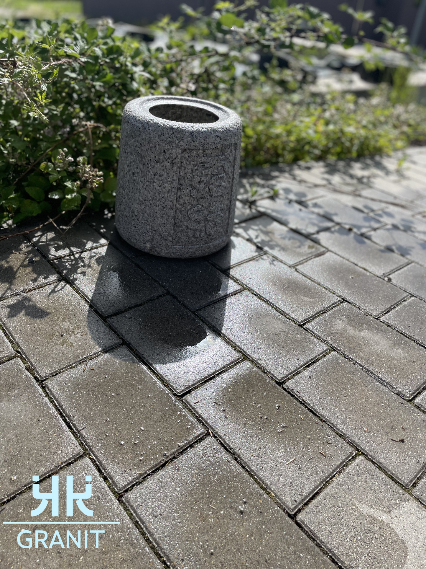 Japanischer Natsume Brunnen mit Schrift zeichen