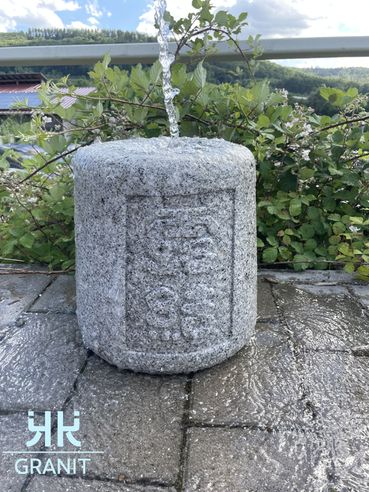 Japanischer Natsume Brunnen mit Schrift zeichen