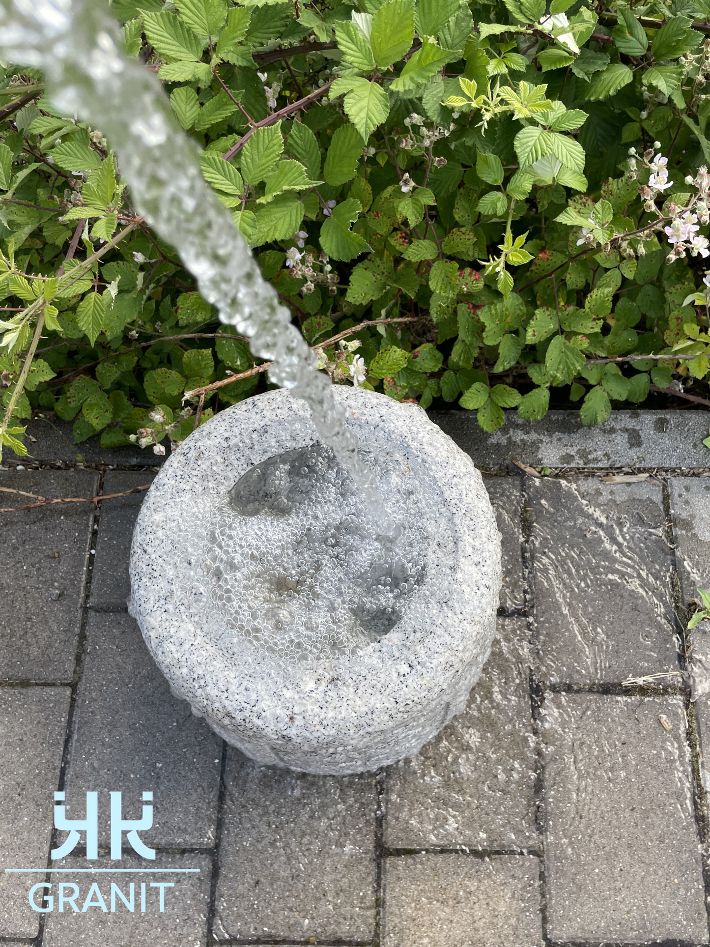 Japanischer Natsume Brunnen mit Schrift zeichen
