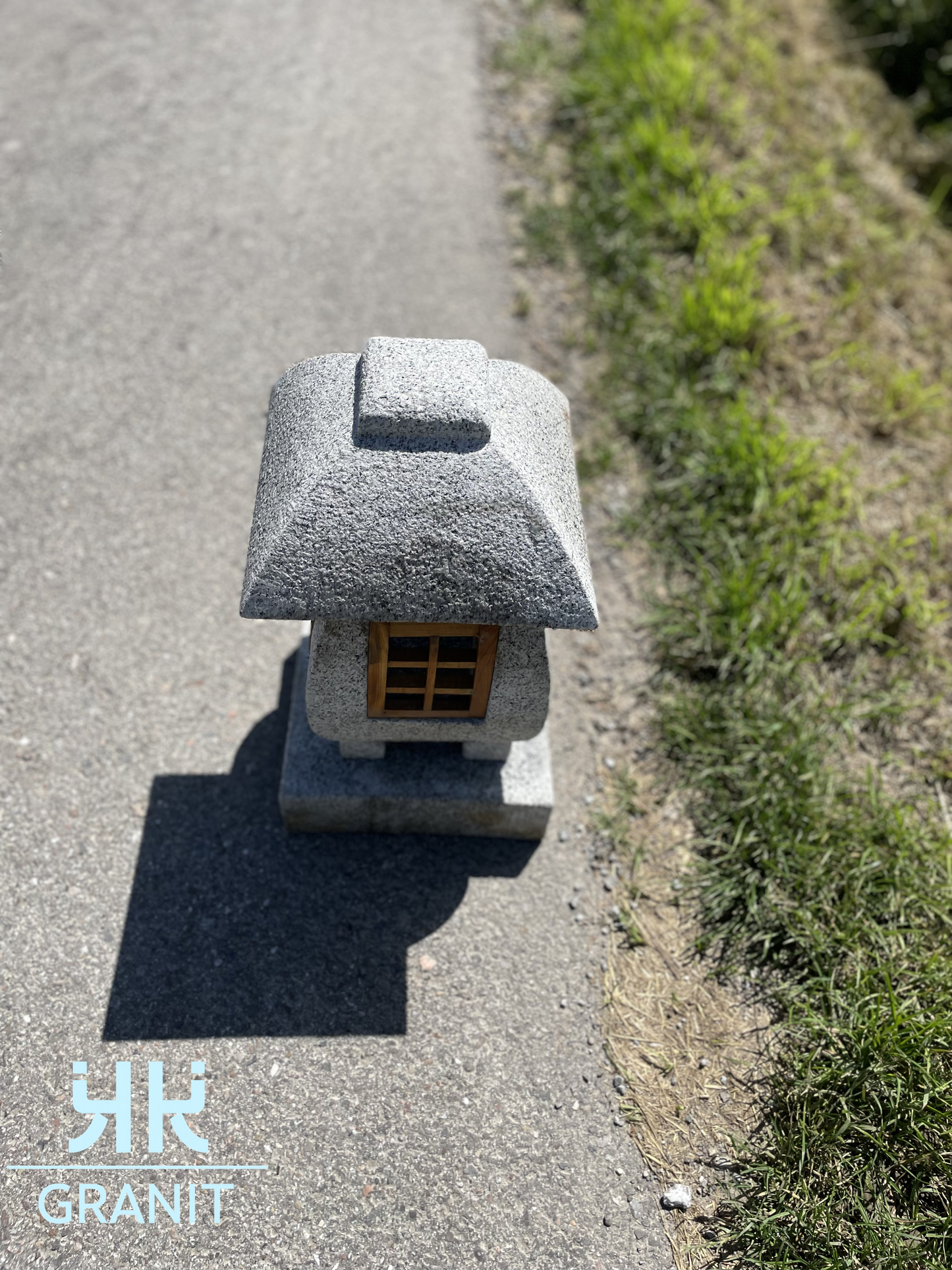 Okayama aus massivem Granit – Handgefertigte japanische Steinlaterne