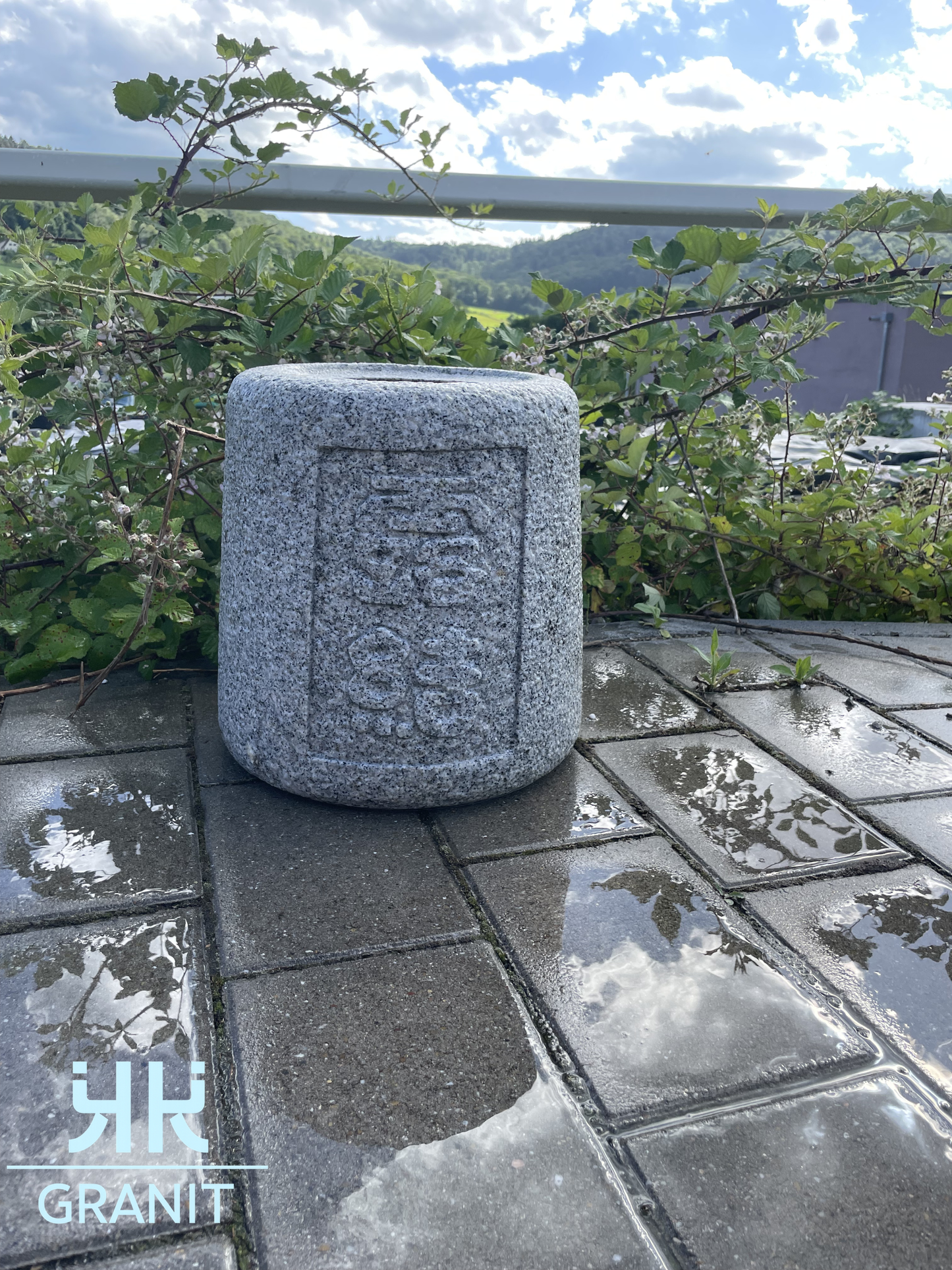 Japanischer Natsume Brunnen mit Schrift zeichen