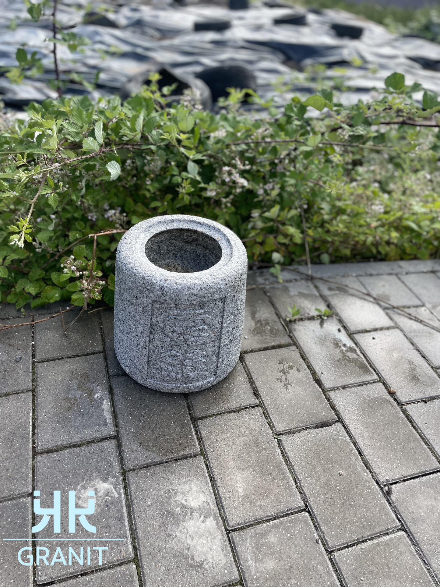 Japanischer Natsume Brunnen mit Schrift zeichen