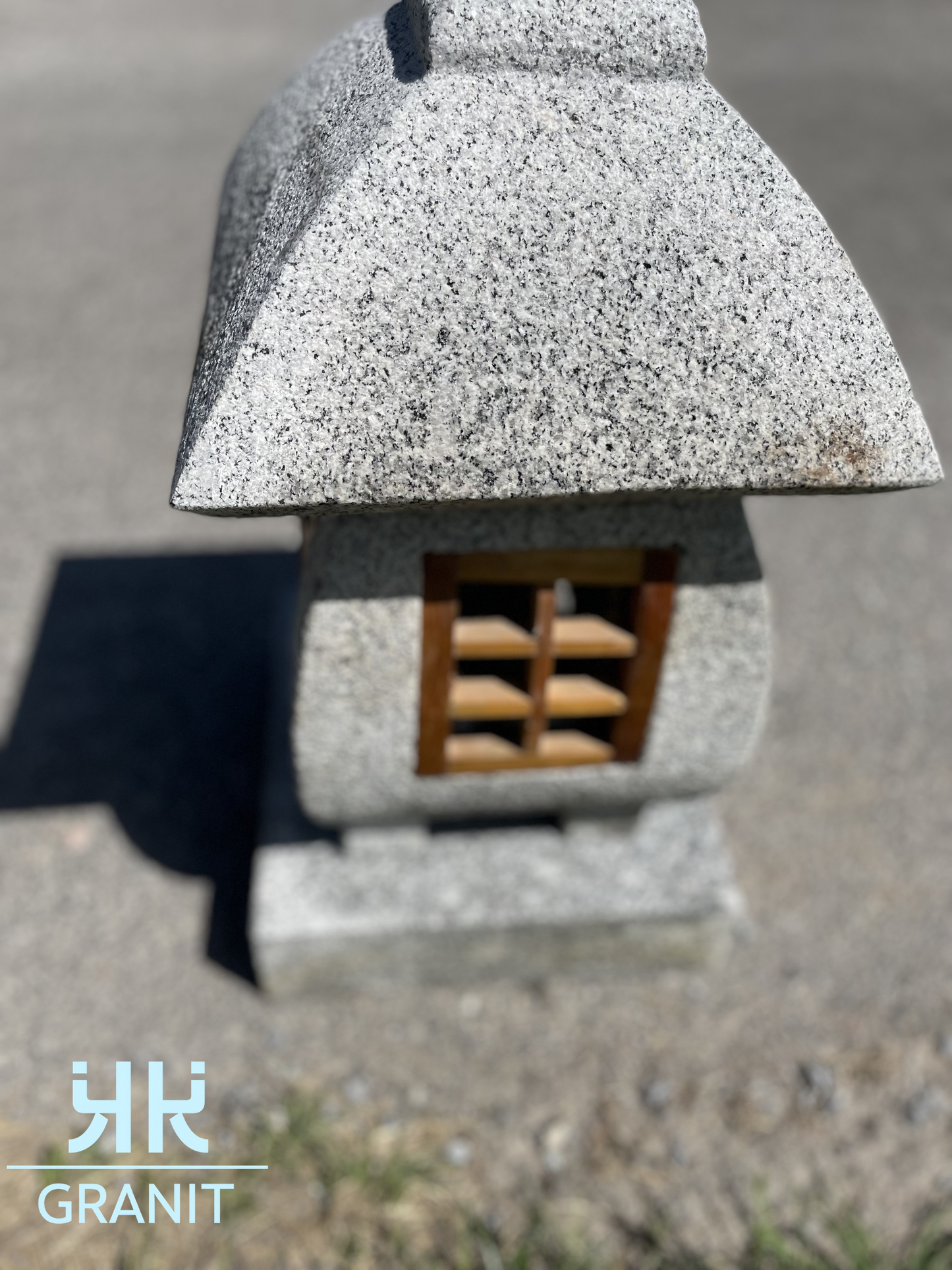 Okayama aus massivem Granit – Handgefertigte japanische Steinlaterne