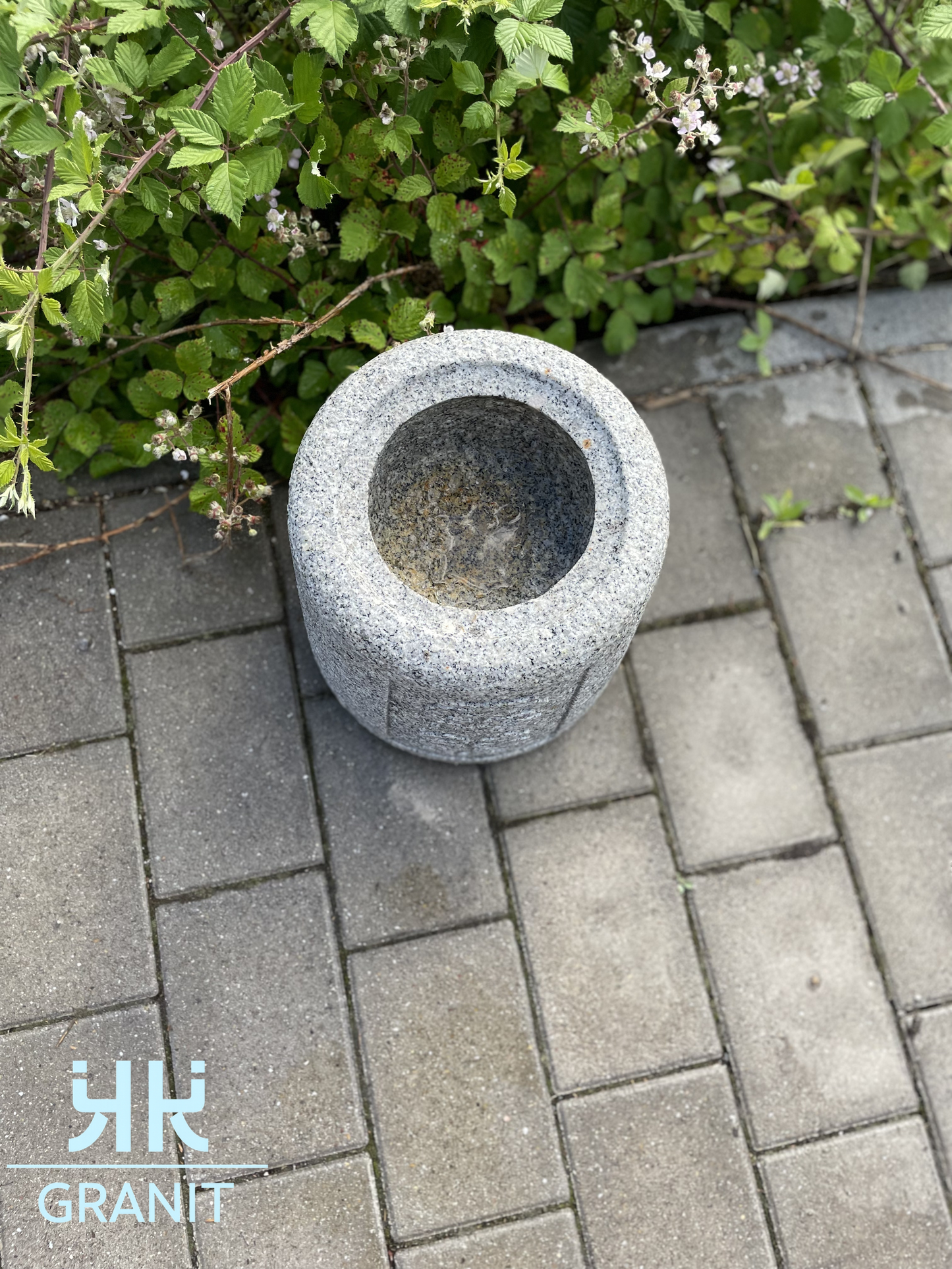 Japanischer Natsume Brunnen mit Schrift zeichen