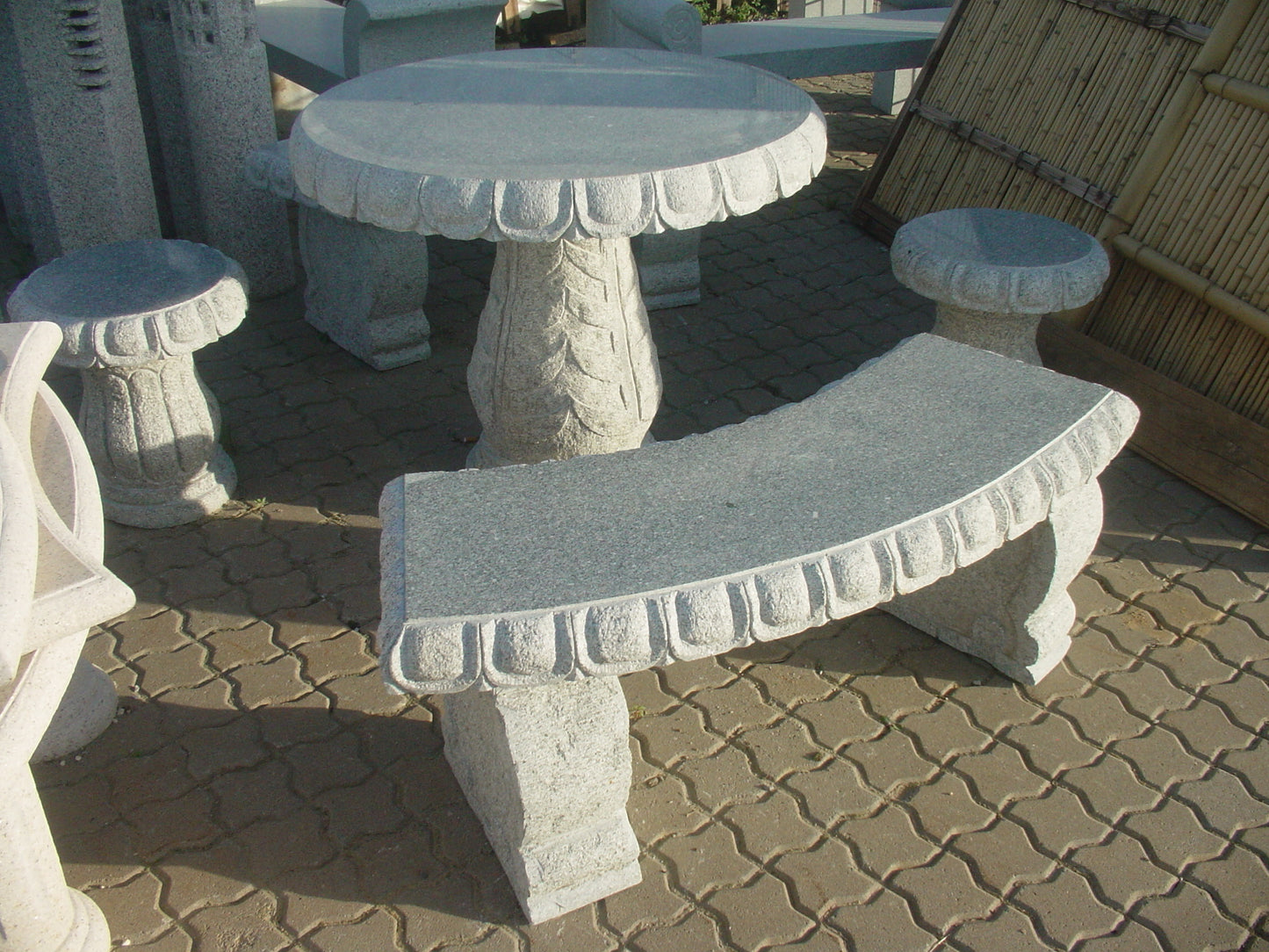 Garnitur aus Granit