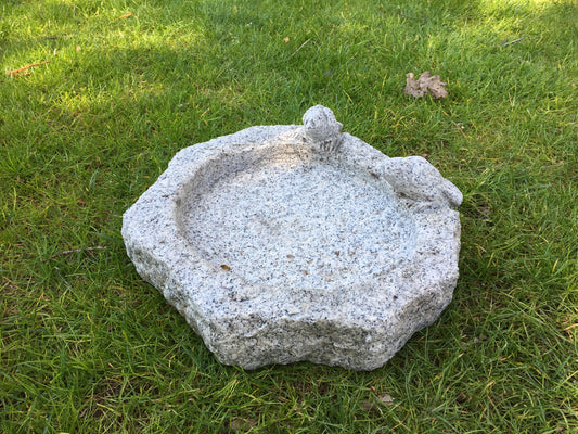 Vogeltränke aus massivem Granit