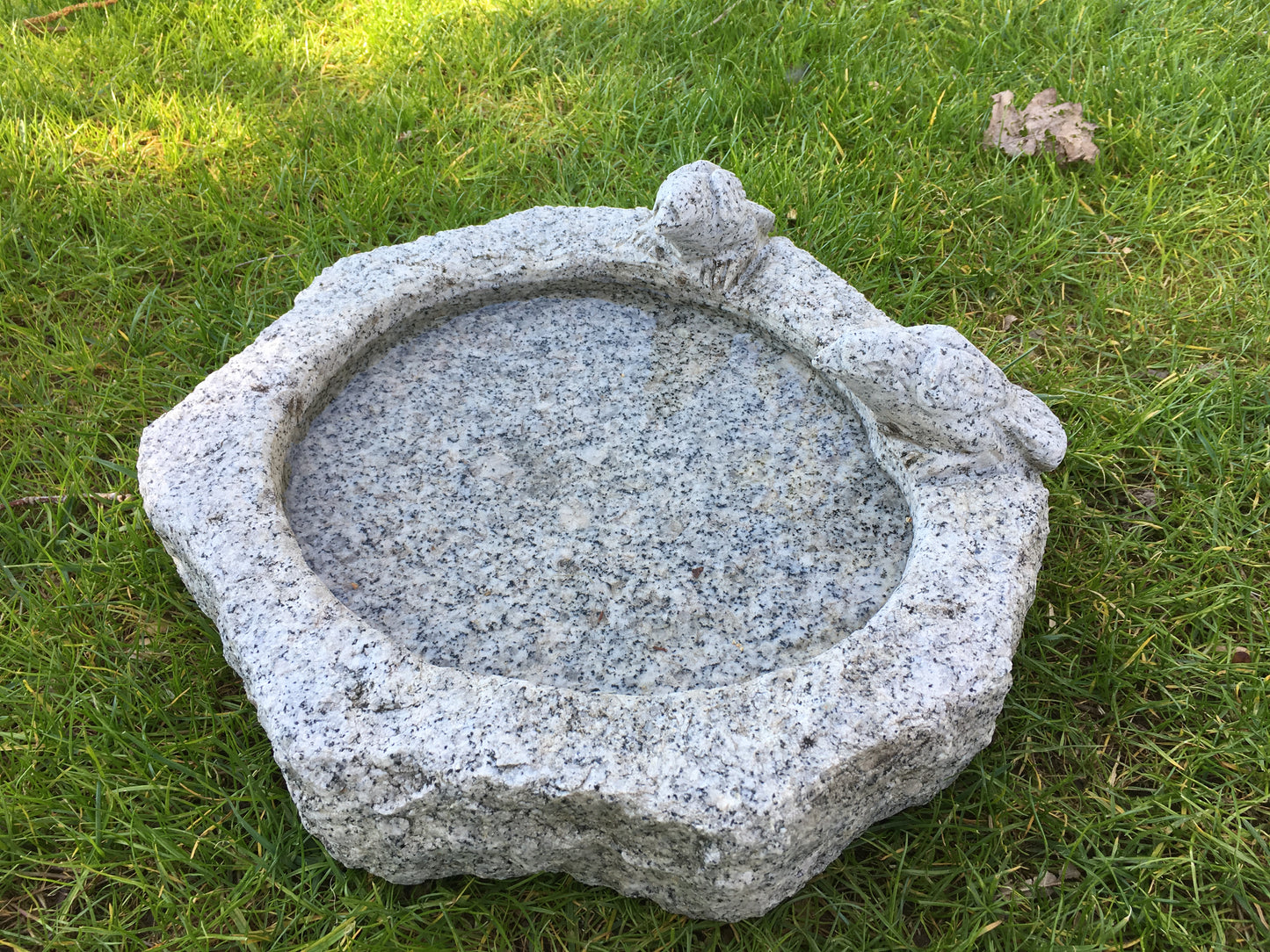 Vogeltränke aus massivem Granit