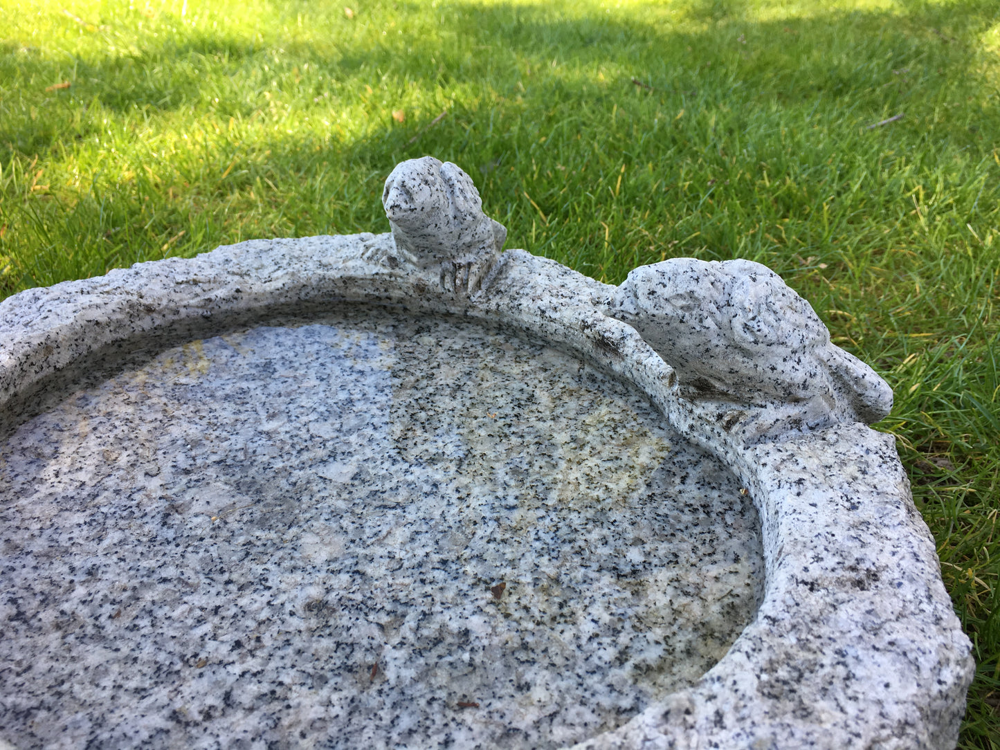 Vogeltränke aus massivem Granit