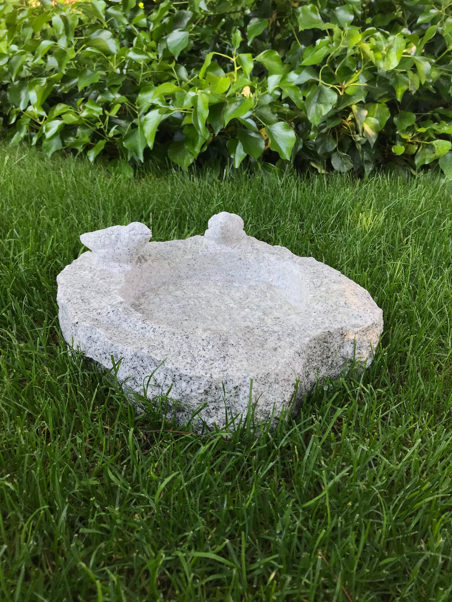Vogeltränke aus massivem Granit