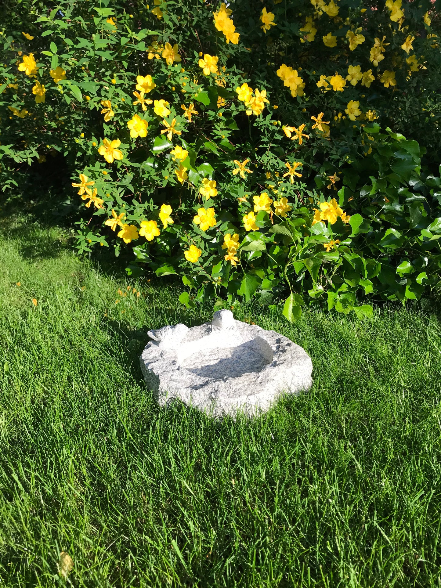 Vogeltränke aus massivem Granit