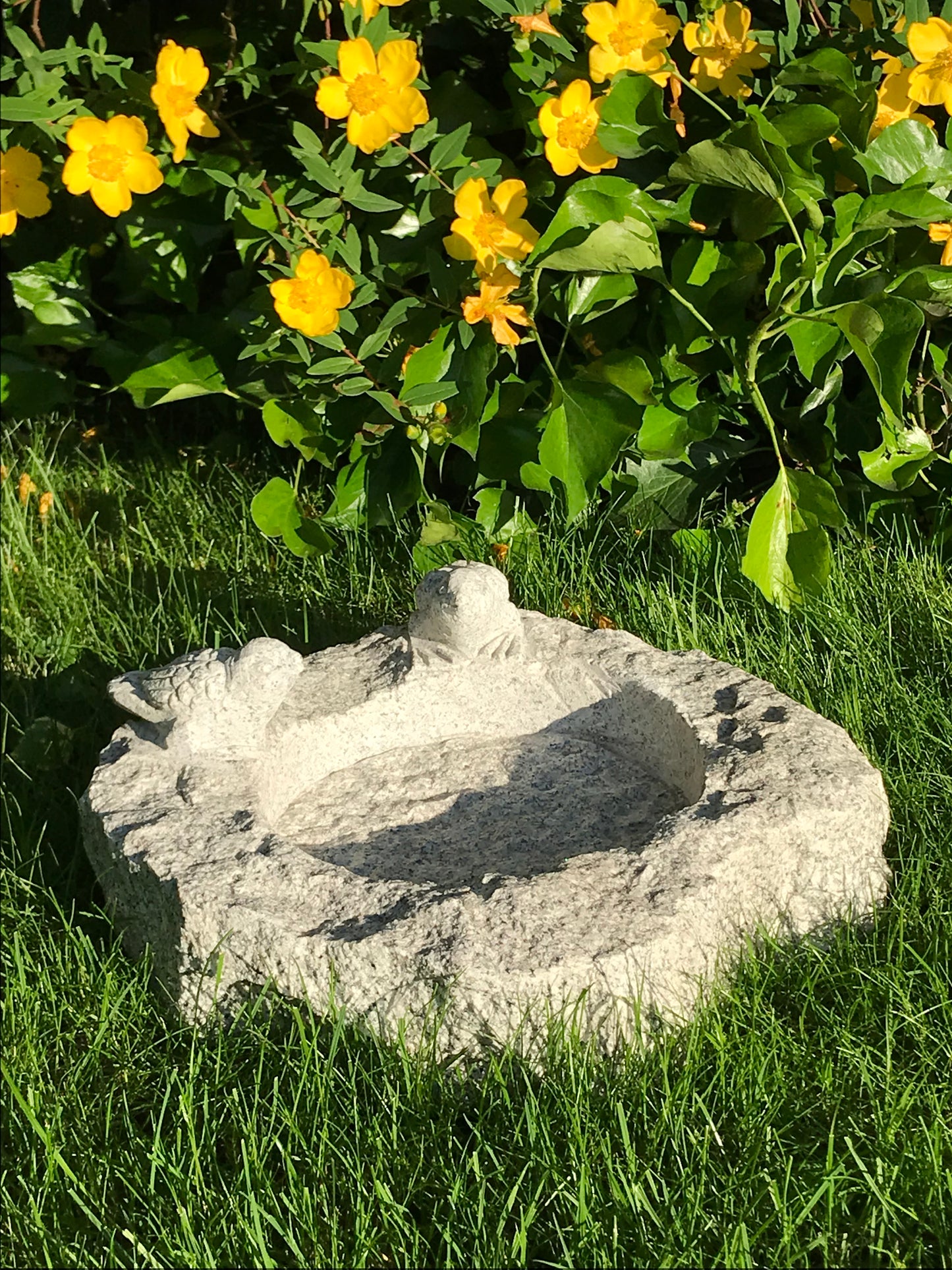 Vogeltränke aus massivem Granit